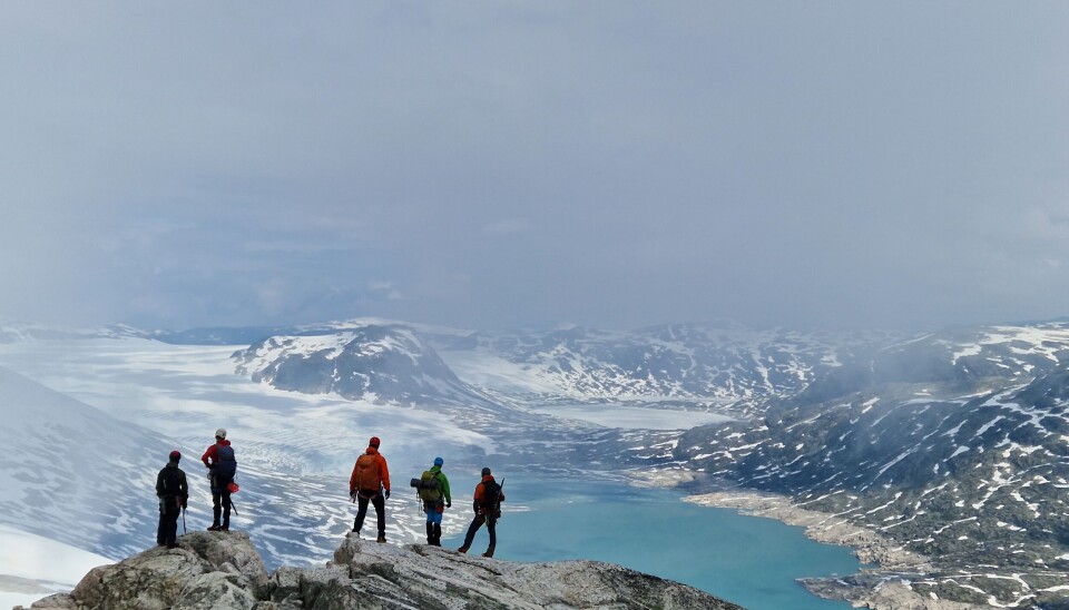 Storslått utsikt mot Austdalsbreen øverst i Jostedalen.