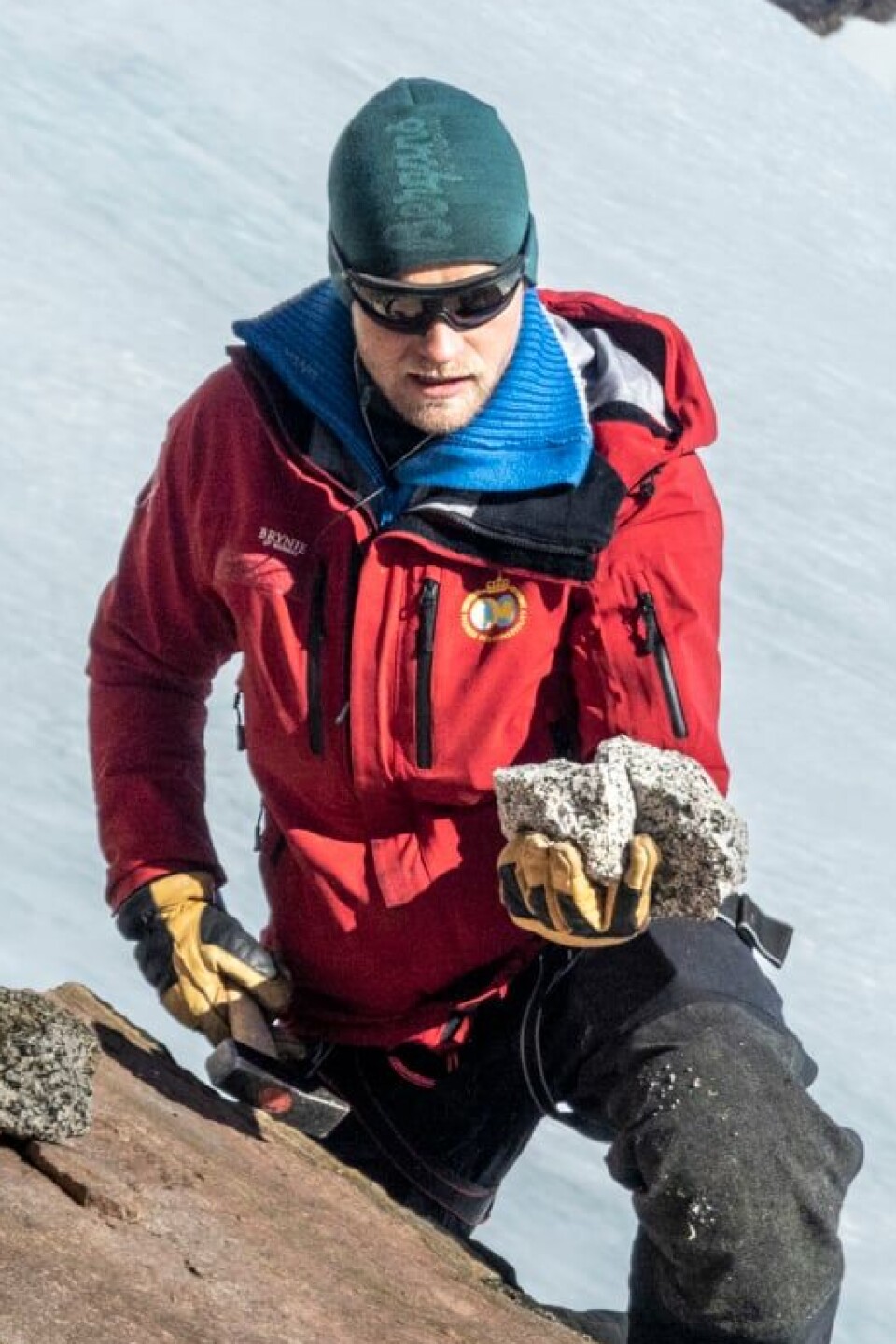 Øyvind Sunde med en steinprøve på vei opp mot fjellet Stabben i Jutulsessen, i nærheten av Troll forskningsstasjon i Dronning Maud Land.
