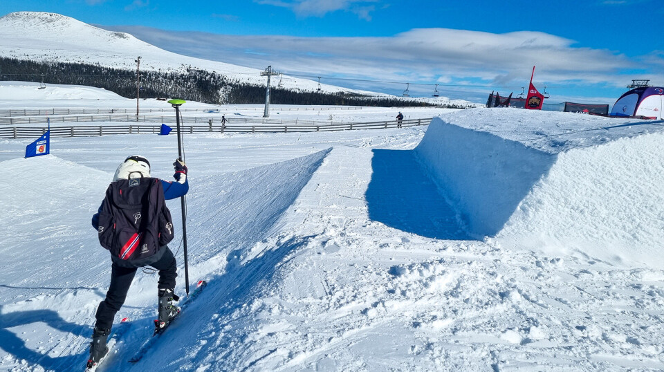 Kvinner og menn brukar same løype i skicross, men ifølgje forskinga skadar dei seg på forskjellige måtar og plassar i løypa.