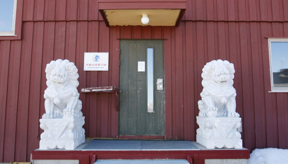 Norge ønsker at disse løvene utenfor den kinesiske forskningsstasjonen i Ny-Ålesund på Svalbard skal fjernes. Det samme gjelder skiltet på veggen der det står «Yellow River Station».