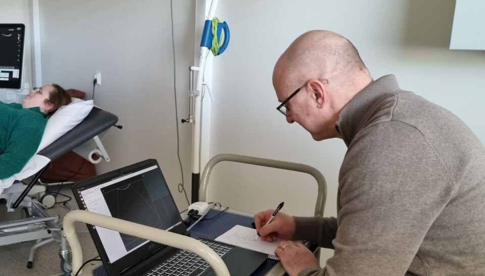 Torgrim Lie noterer mens den bærbare PC-en tar imot bilder fra ultralydmaskinen.