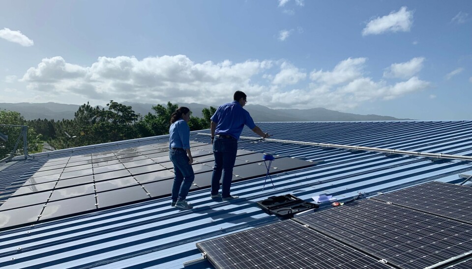 Det blei mykje oppstyr rundt dei norske selskapa si solpark-investering i Honduras, fortel Hopp. To menn på tak med solpanel