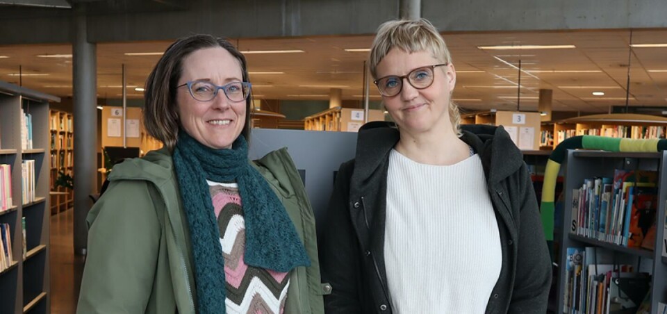Forskarane Helga Dis Isfold Sigurdardottir (til høgre) og Hege Myhre har studert korleis KI kan styrke barns sosial-emosjonelle ferdigheiter.