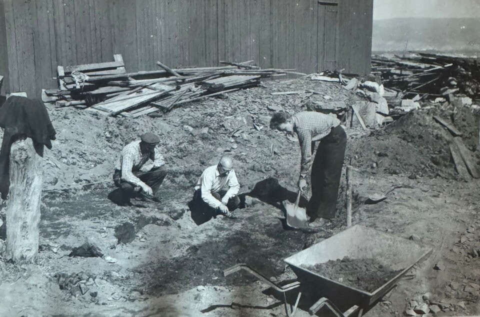 Hans Hals til venstre og Kjell til høyre. I midten en arkeolog fra Oldsaksamlingen i Oslo, nå Kulturhistorisk museum.