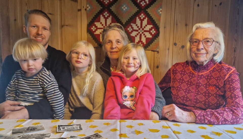 Simen med Odin på fanget, Marie, Marit, Amanda og Sigrid. Det var Sigrids mann og svigerfar som fant og gravde fram restene av en vikingbegravelse.