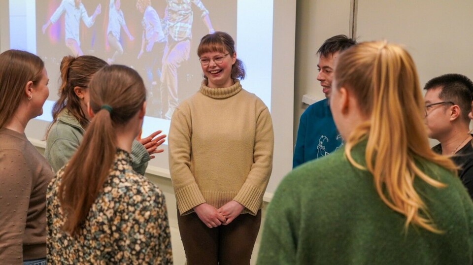 Det tar ikke mange sekundene før det kan virke som deltakerne har glemt både tid og sted. Unge mennesker står i ring