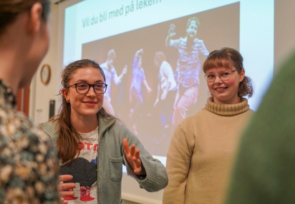 Sofie Pontecorvoi (til ventsre) og Neringa Stankeviciute i full gang med å prøve å henge med på å klappe mens de roper navnene på de andre i ringen. To kvinner