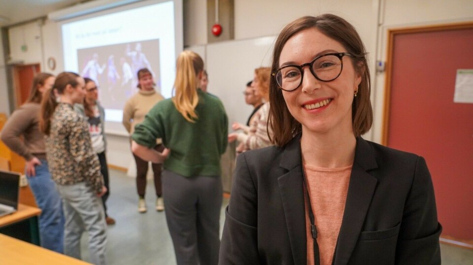 Forsker Victoria Rustad Bjerke var fornøyd med innsatsen til studentene sine. Forsker foran studenter i ring