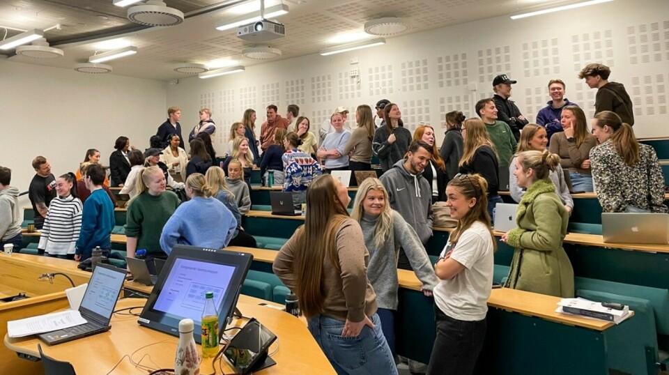 Alle må etter hvert til pers og teste seg på å improvisere med andre på denne spesielle forelesningen. Det summet godt da denne oppgaven ble løst i auditoriet. Studenter i et auditorium