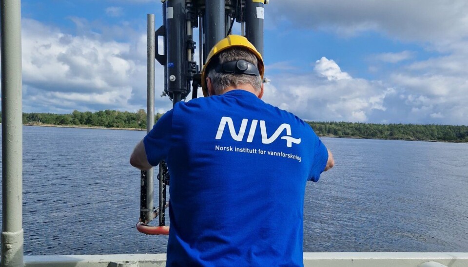 NIVAs forskere tar vannprøver i Ytre Oslofjord. Store deler av fjorden har dårlige oksygenforhold.