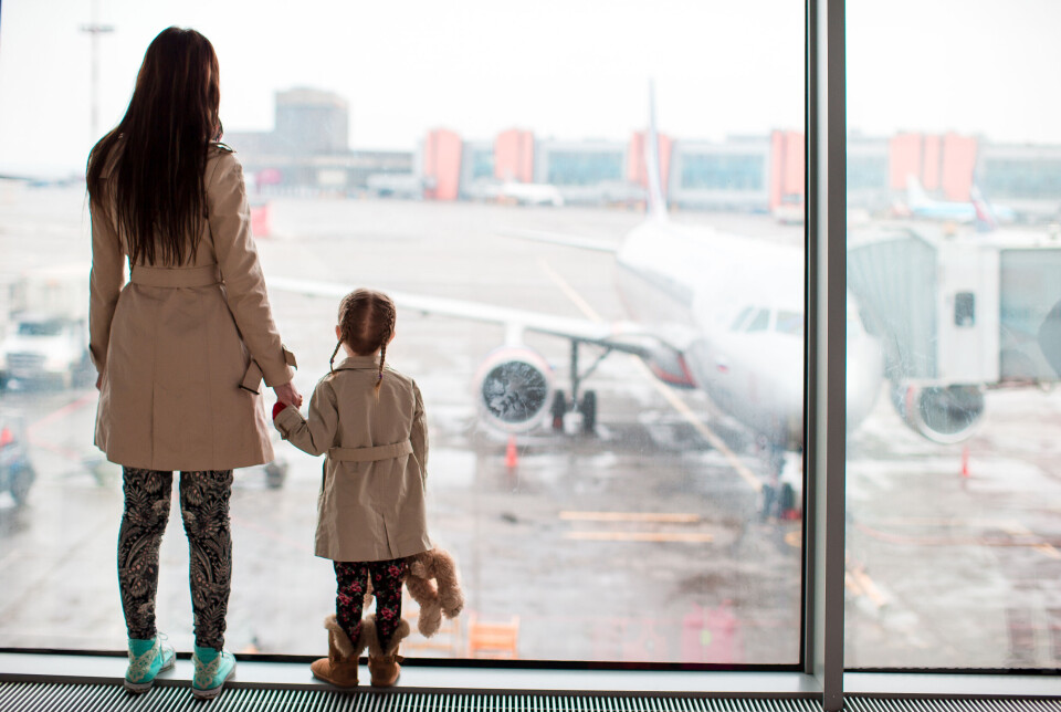 Studien viser at valdsutøvarar utnyttar ei tilknyting til fleire land for å etablere og oppretthalde eit valds- og kontrollregime. Bilde av mor og barn på flyplass.