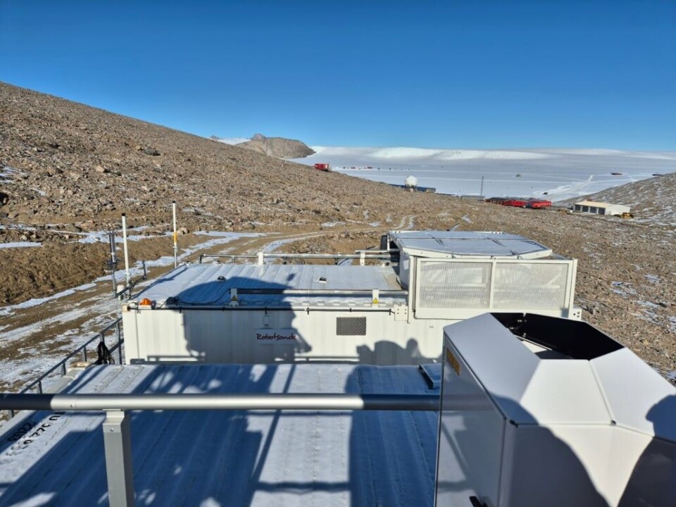 Skyobservatoriet med Troll-stasjonen i bakgrunnen. Observatoriet er en del av Troll observasjonsnettverk (TONe) som blant annet består av åtte observatorier som samler inn lange tidsserier om hele jordsystemet.