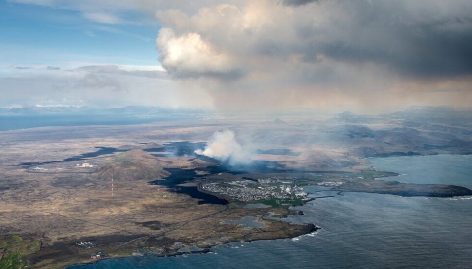 Grindavík, Island, juli 2024. Barrierene beskytter hus og infrastruktur hvis de er høye nok, og så lenge vulkansprekkene holder seg bak barrierene. Grindavík, Island, juli 2024. Barrierene beskytter hus og infrastruktur hvis de er høye nok, og så lenge vulkansprekkene holder seg bak barrierene.