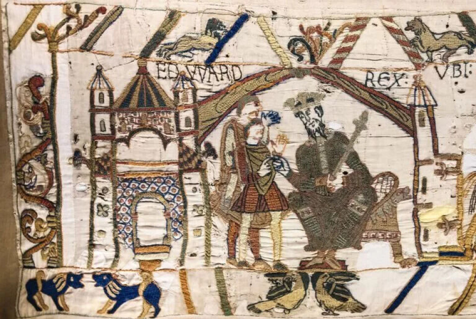 Bayeux-teppet er broderet med ullgarn på linlerret og fremstiller Vilhelm Erobrerens erobring av England i 1066. Nærbilde av Bayeux-teppet som viser to menn i et slott.