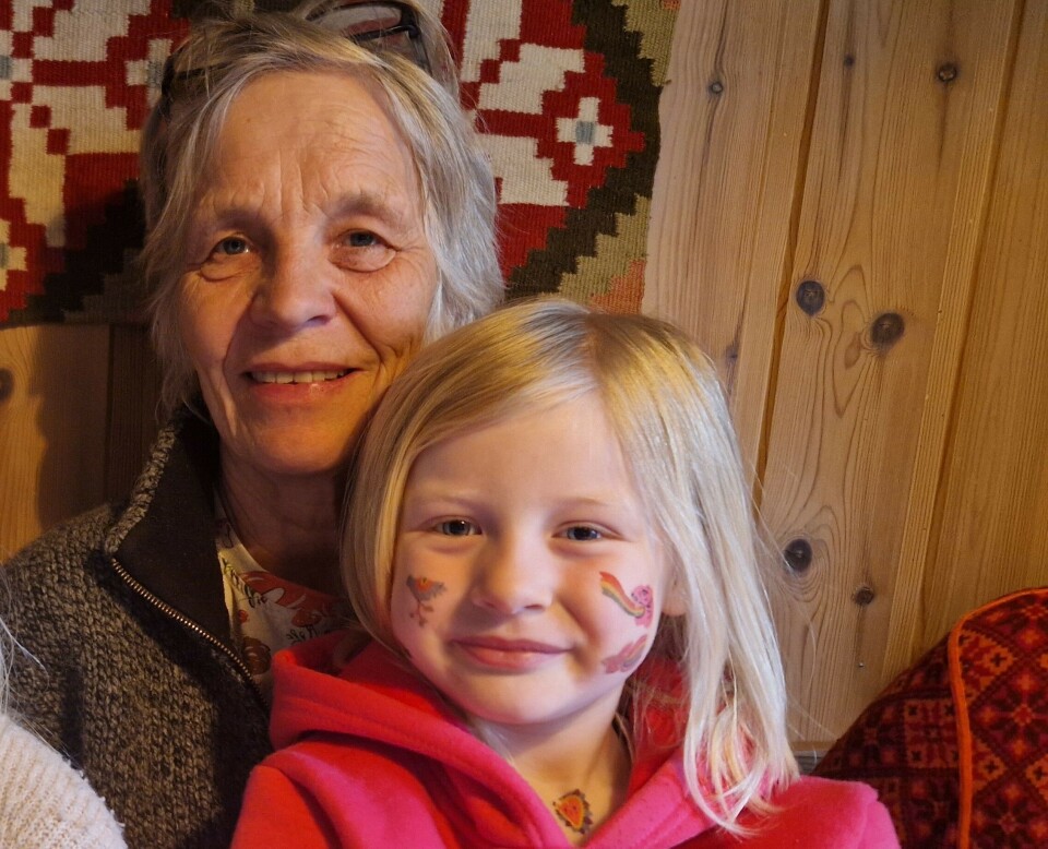Marit Hals bor på samme sted som en viktig viking og en velstående jernalderkvinne. Her med barnebarnet Amanda.
