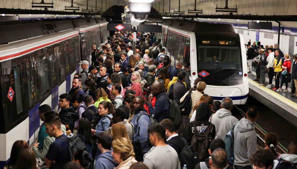 Folk i Madrid venter på en plattform mens metrodriften kommer i gang igjen etter det store strømbruddet i Spania og Portugal 29. april 2025. T-bane-plattformene er fulle av folk. To t-baner står i ro.