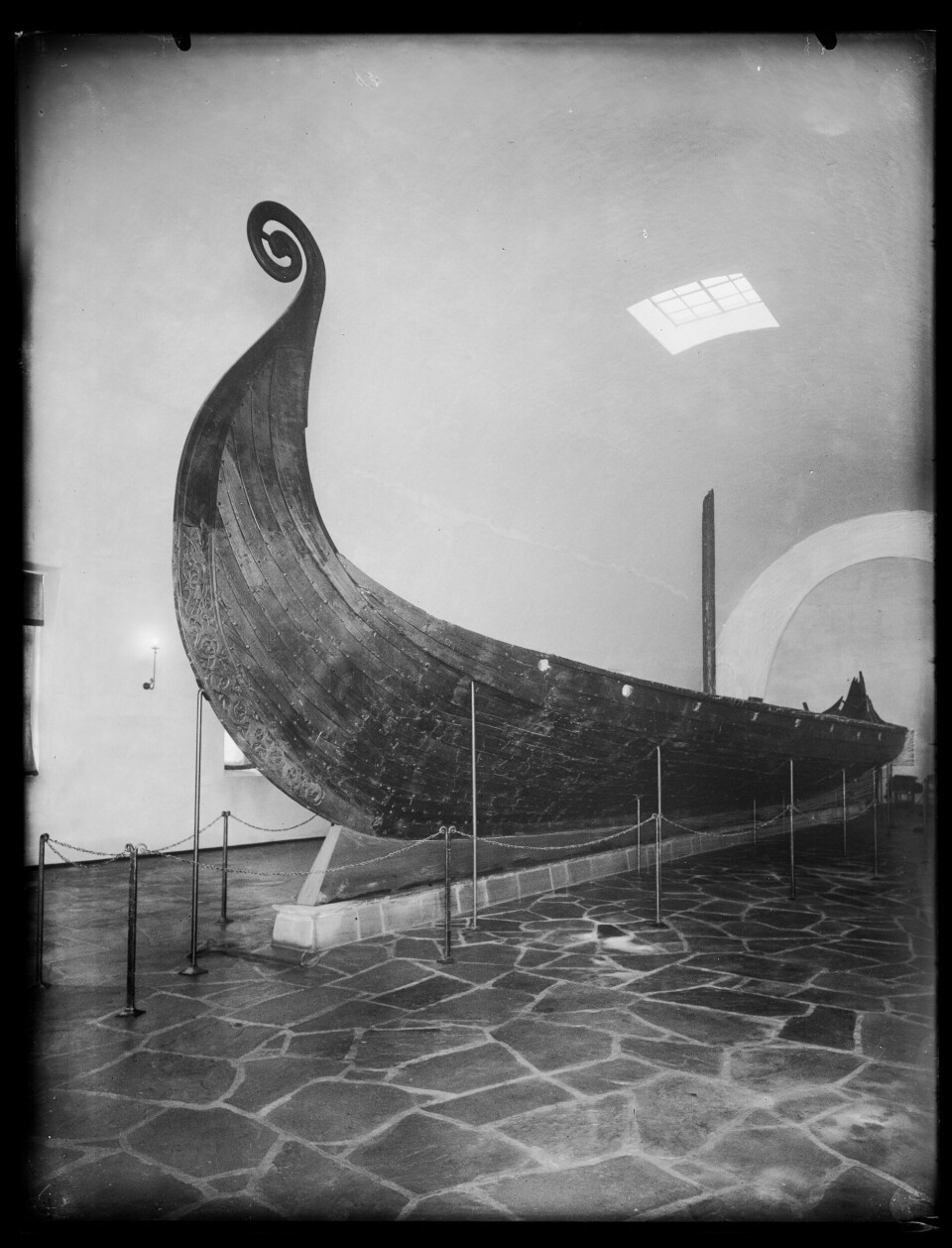 Slik så Osebergskipet ut i tiden rundt da museet ble åpnet. Dette bildet er datert 1926-1930. Kopien av ormen i forstevnen er på plass, men halen på skipet er ikke satt på.