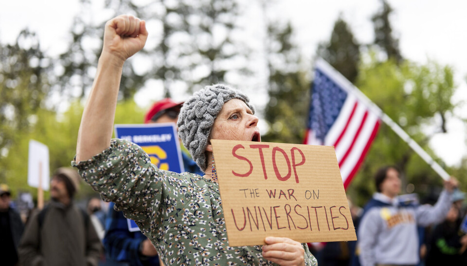 Det har vært mange protester i USA mot president Donald Trumps ulike tiltak mot universiteter og læresteder. Mange forskere har enten allerede valgt å flytte ut av USA eller signaliserer at de ønsker å gjøre det. Nå lokker EU med insentiver for å få dem til Europa. Her fra en protest ved Berkley University i april.