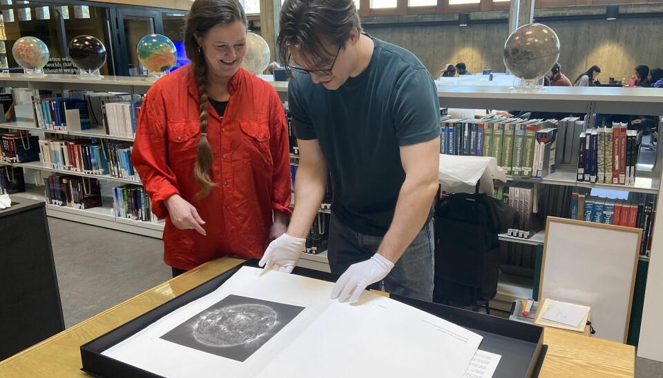 Kunstner Laila Kongevold og forsker Mats Ola Sand blar i boka kunstneren har laget med bilder fra solobservatoriet på La Palma. Kunstner Laila Kongevold og forsker Mats Ola Sand blar i boka kunstneren har laget med bilder fra solobservatoriet på La Palma.