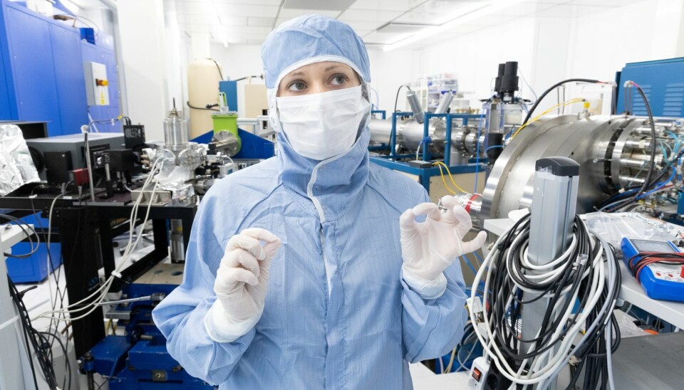 Fysiker Marianne Etzelmüller Bathen i renrommet på Mikro- og nanoteknologilaboratoriet. Fysiker Marianne E. Bathen i renrommet på Mikro- og nanoteknologilaboratoriet.