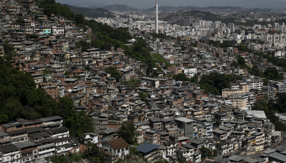Vokser du opp under slike forhold, har det mer å si for hvor gammel du blir enn det gener har. Bilde fra favelaen Morro das Prazeres i Rio de Janeiro. En stor skråning helt dekket av hus.