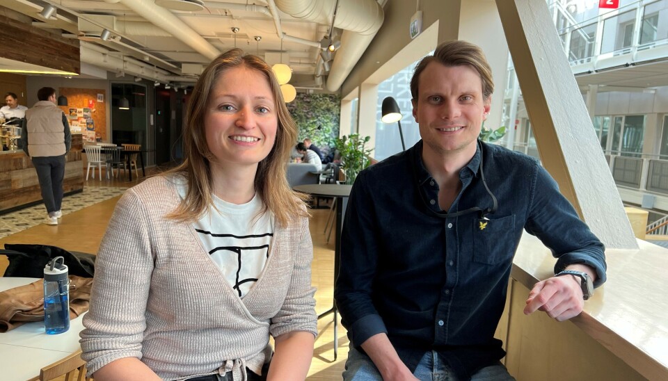 Fysikerne Marianne Etzelmüller Bathen (UiO) og Vegard Standeren Olsen (Sintef) er opptatt av demokratisering av kvanteteknologi. Fysikerne Marianne E. Bathen (UiO) og Vegard Standeren Olsen (Sintef).