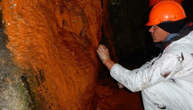 Biofilm av bakterier ødelegger betongen i den dype veitunnelen under Oslofjorden, som vist her. Tunnelen går mellom Drøbak og Hurum. Rødfargen har bakteriene fått fra rustende armering inne i sprøytebetongen.