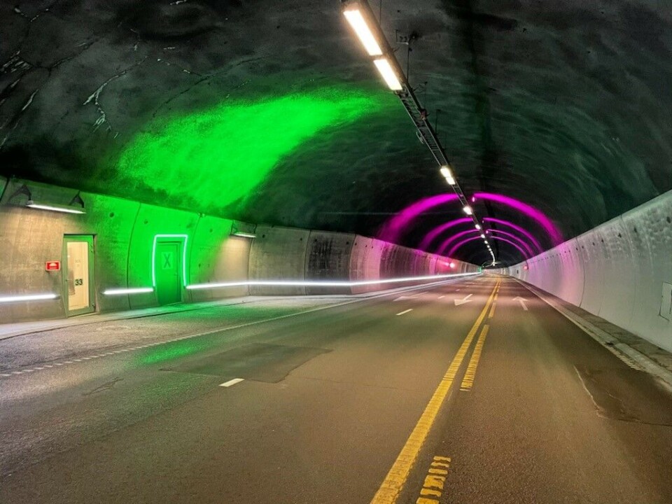Bakterielle skader på tunneler under havet kan oppstå ganske raskt, viser denne forskningen. Her nede i Oslofjordtunnelen. Fotot nede fra tunnelen.