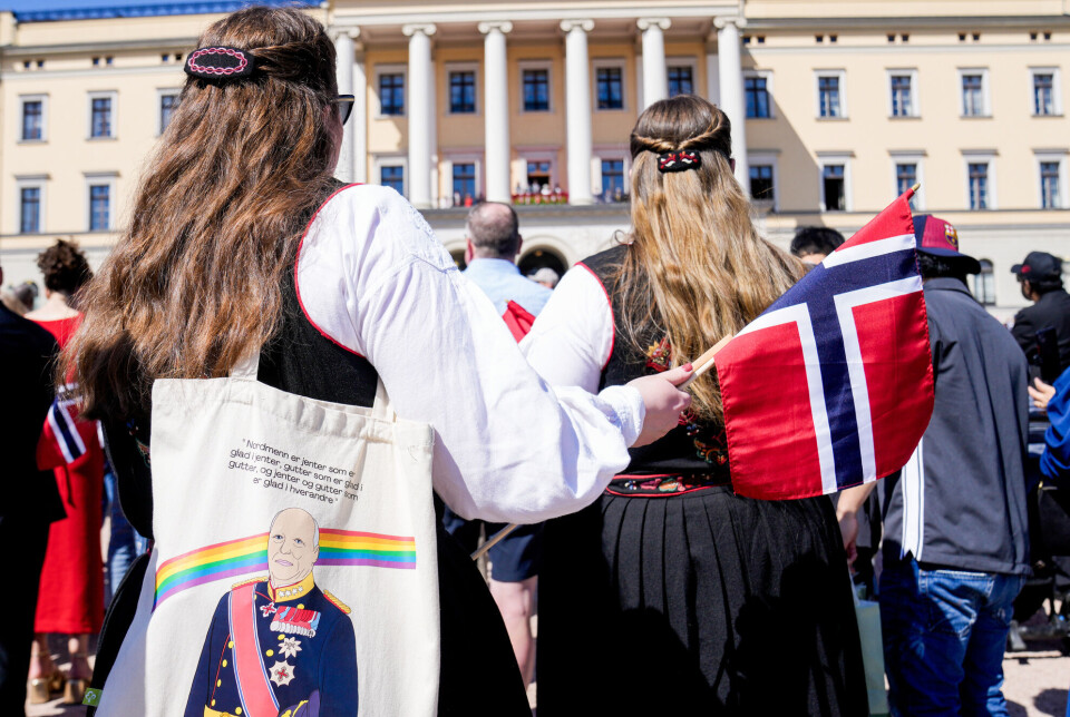 Nasjonaldagen er den store dagen for bruk av bunad. Her er to kvinner i bunad på slottsplassen 17. mai i fjor. To kvinner i bunad på slottsplassen 17. mai 2024.