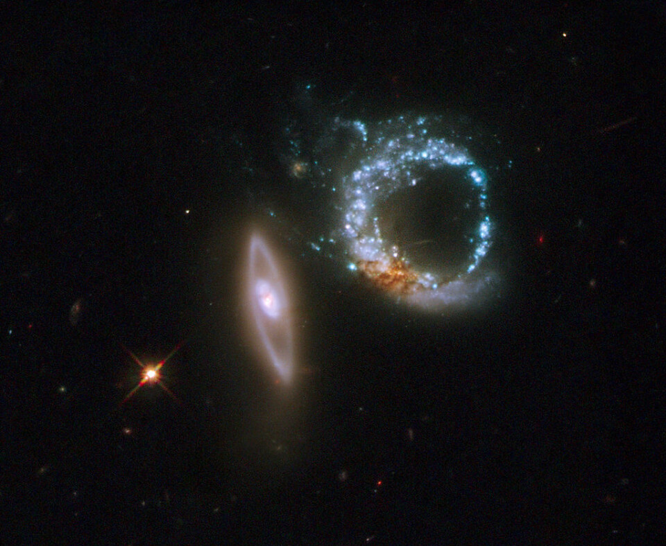En annen av Arps underlige galakser, nummer 147, avbildet av Hubble. Dette viste seg å være to ring-galakser som henger delvis sammen.