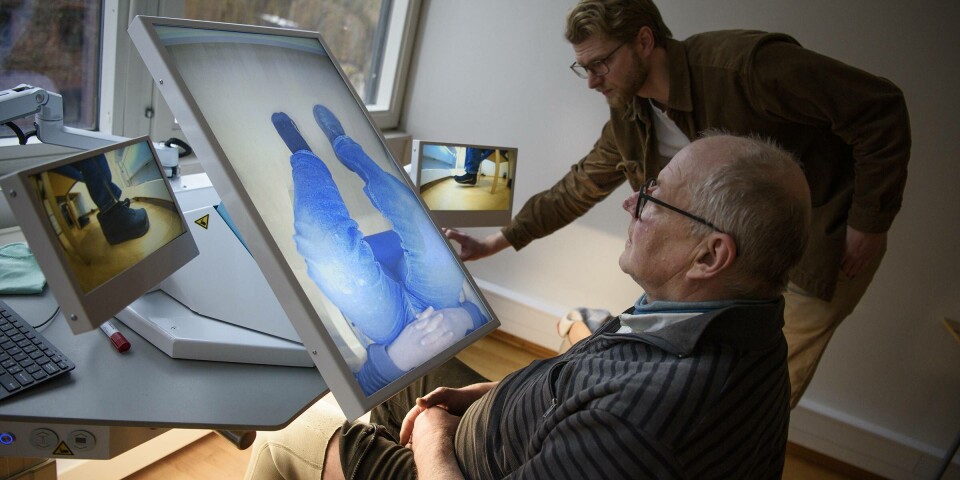 Researcher Jens-Christian Trojel Hviid (on the right) has a background as a physiotherapist in Denmark. Here, he helps patient Pål Røhnebæk during treatment at OsloMet.