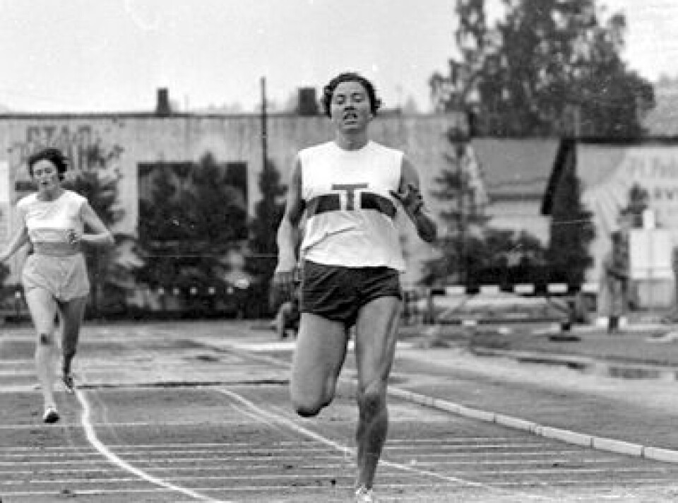 Gerd von der Lippe var en habil sprinter. Hun løp for Tyrving og hadde plass på landslaget i friidrett. En kvinne med Tyrving-drakt løper inn til mål på en friidrettsbane.