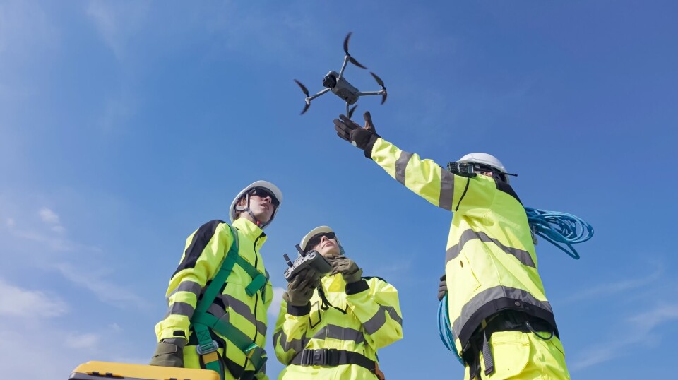 Regjeringen ønsker å styrke bruken av droner i offentlig sektor for eksempel til transport av medisinske prøver eller for å levere reservedeler og utstyr til krevende steder som Nordsjøen. Tre menn med drone