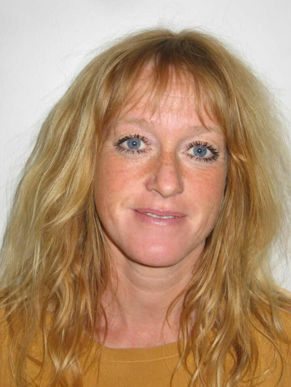 Zoolog Beate Strøm Johansen har fått med seg forskarar frå Sverige for studere ein dødeleg slangesopp.