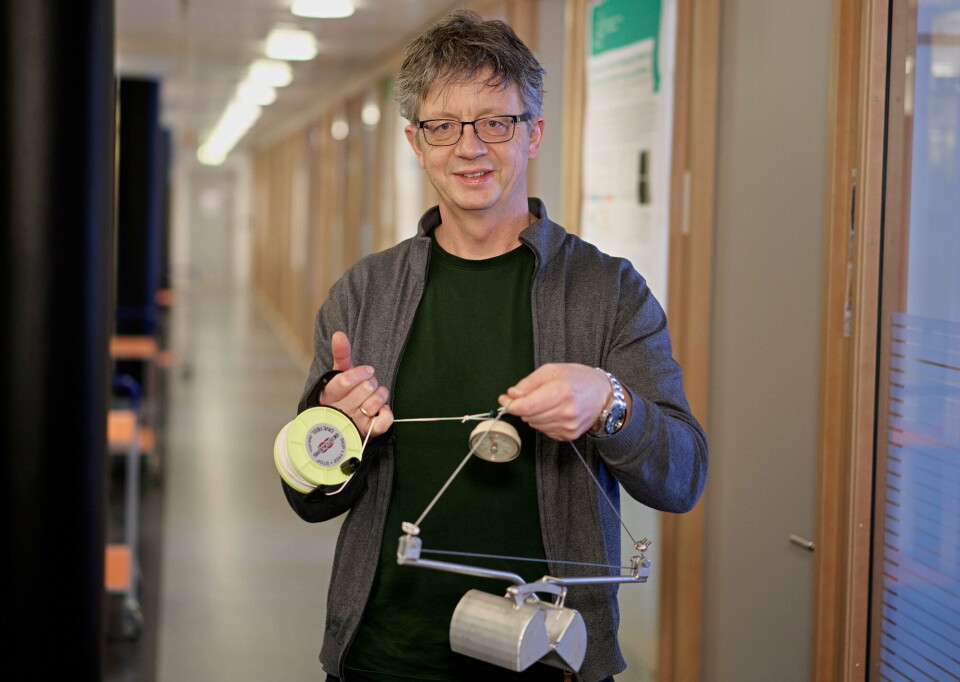 Professor Knut Rudi viser han fram en grabb som de bruker til å ta miljøprøver: