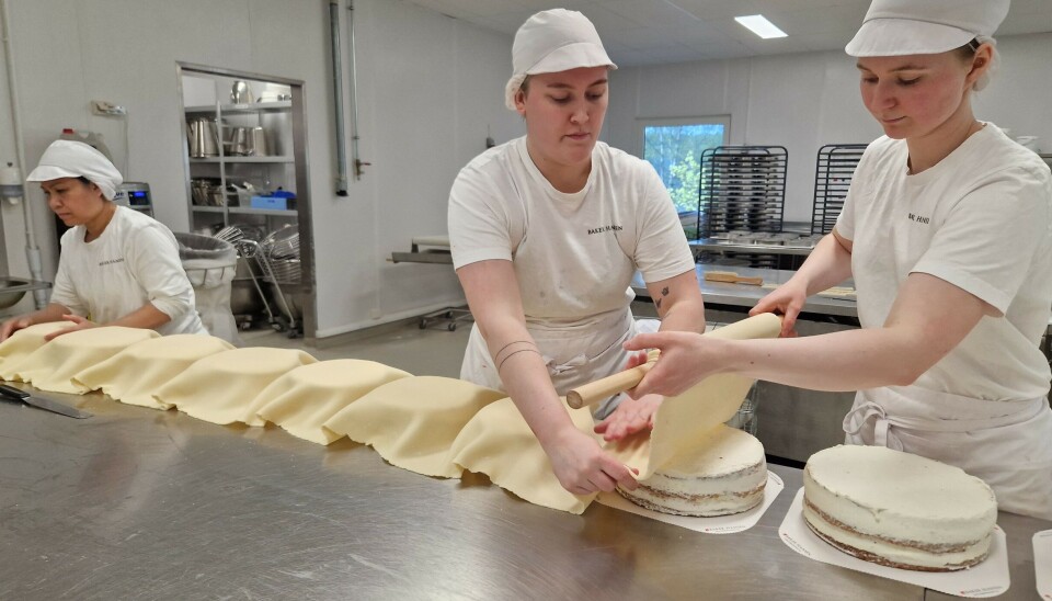 Ann Linn Pham, Andrea Marie Conway-Hauglie og Maria Herring Olsen. Bløtkaker med marsipanlokk på bakeri.