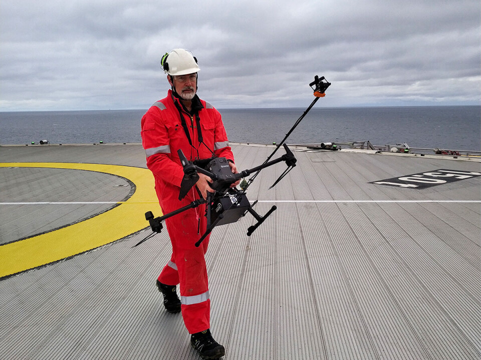 Daniel Krause måler metanutslipp på en offshore-plattform. Forsker med drone på plattform