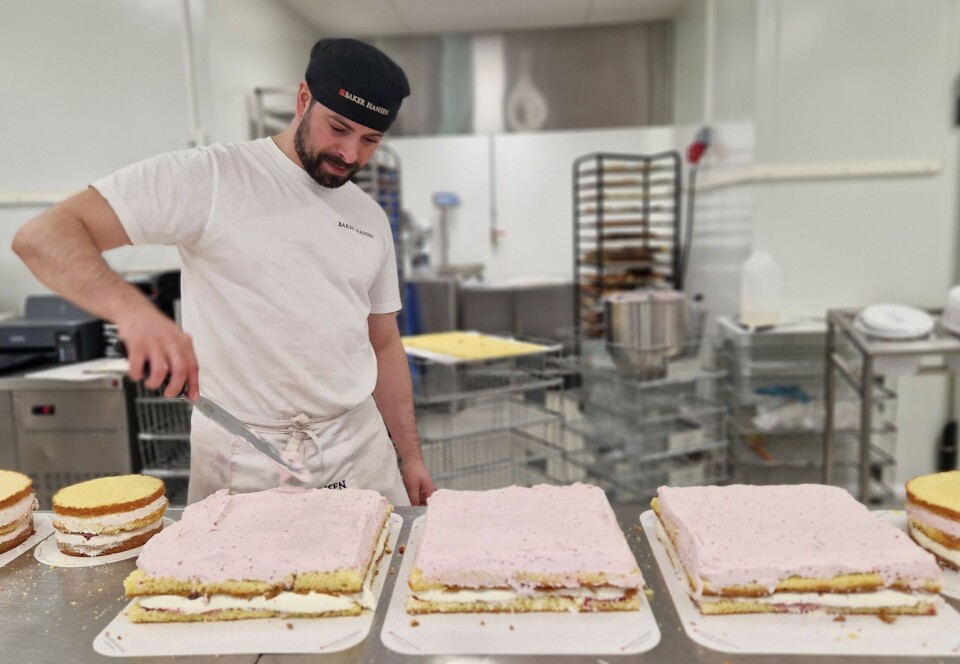 Før var det vanligste fyllet valnøtt og litt syltetøy, såkalt lukket valnøttkake. Nå selger bløtkake med bringebær og sjokolade best. Jose Filipe Sousa Gomes ordner kremen. På bakeriet. Baker legger krem på bløtkake.
