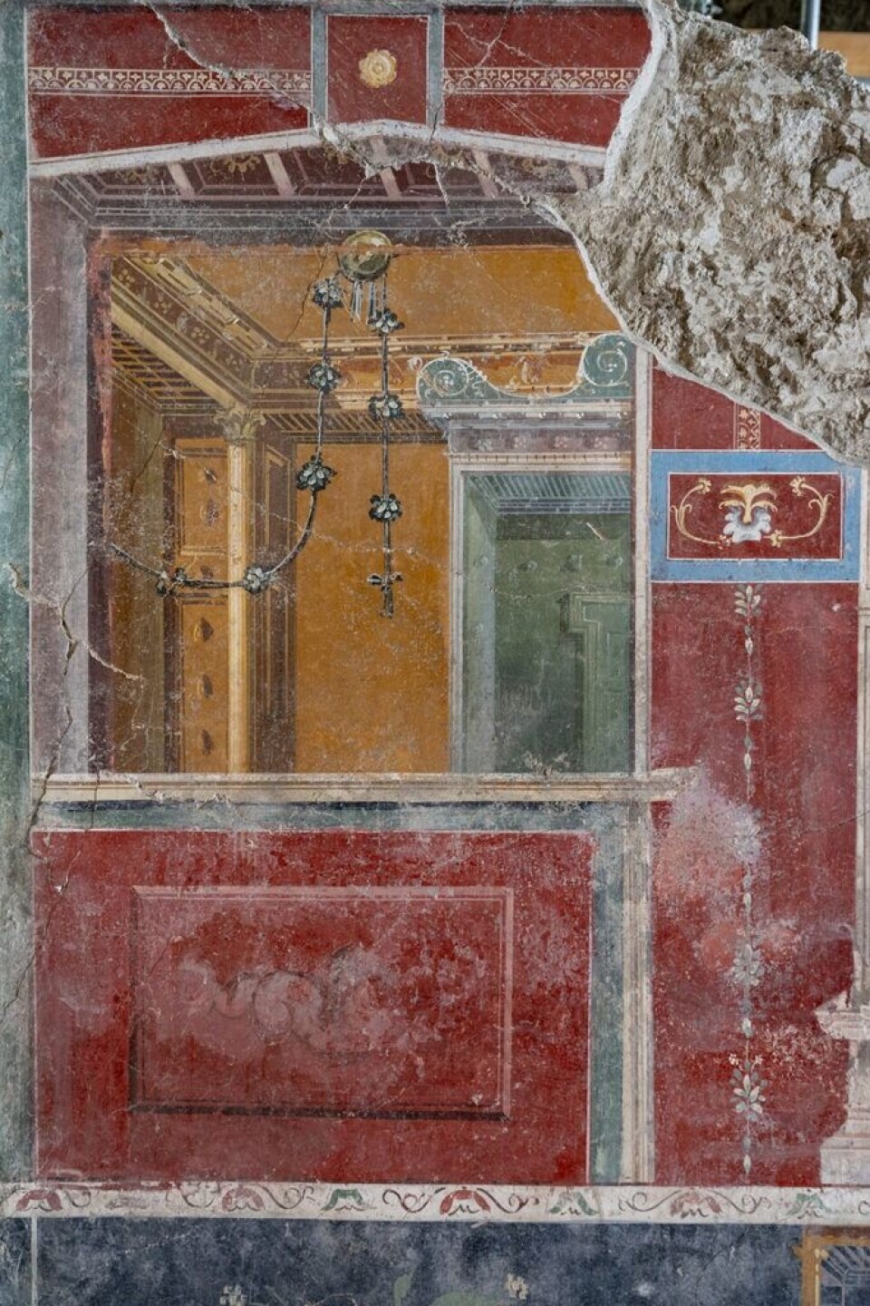 Romerne visste å bruke malerier til å øke romfølelsen. Veggmalerier i rødt, gult, grønt og blått i Pompeii. Dette maleriet forestiller et vindu fra et rom til et annet.