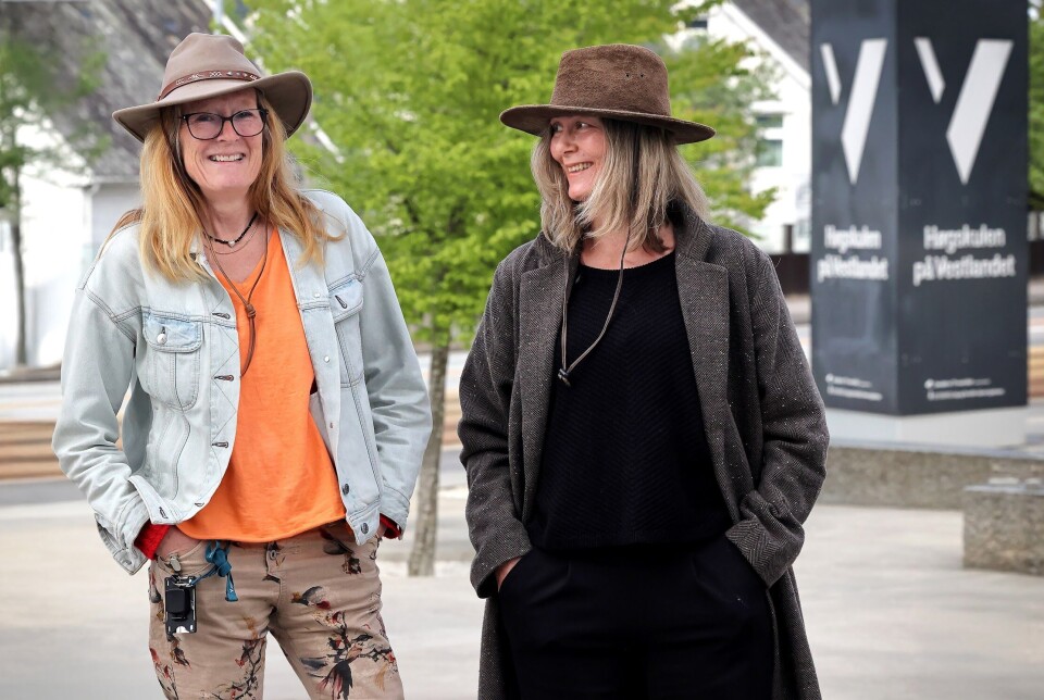 Tobba Sudmann (til venstre) og Hege Almeland Hansen har i snart 15 år jobba på gardar med velferdstenester kring Bergen, der dei har inkludert hest i arbeidet med folk i aktiv rus, kvinner som soner langvarige fengselsdommar og menneske med alvorlege psykiske helseutfordringar.