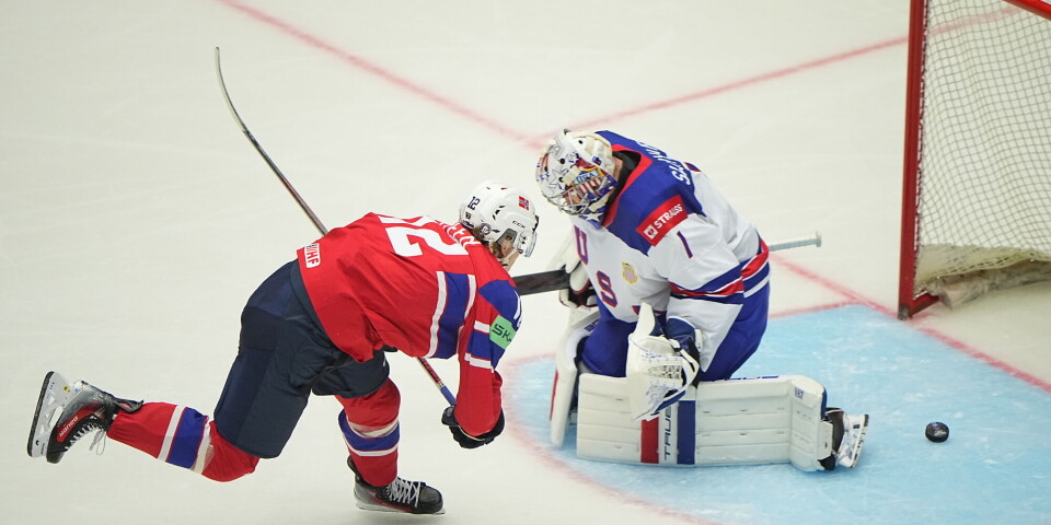 Det hender at toppidrettsutøvere i kontaktsporter som ishockey, får seg en smell. Bildet er fra gruppespillkampen mellom USA og Norge under VM i ishockey i Herning, Danmark 14. mai 2025. Fra gruppespillkampen mellom USA og Norge under VM i ishockey i Herning, Danmark 14. mai 2025.