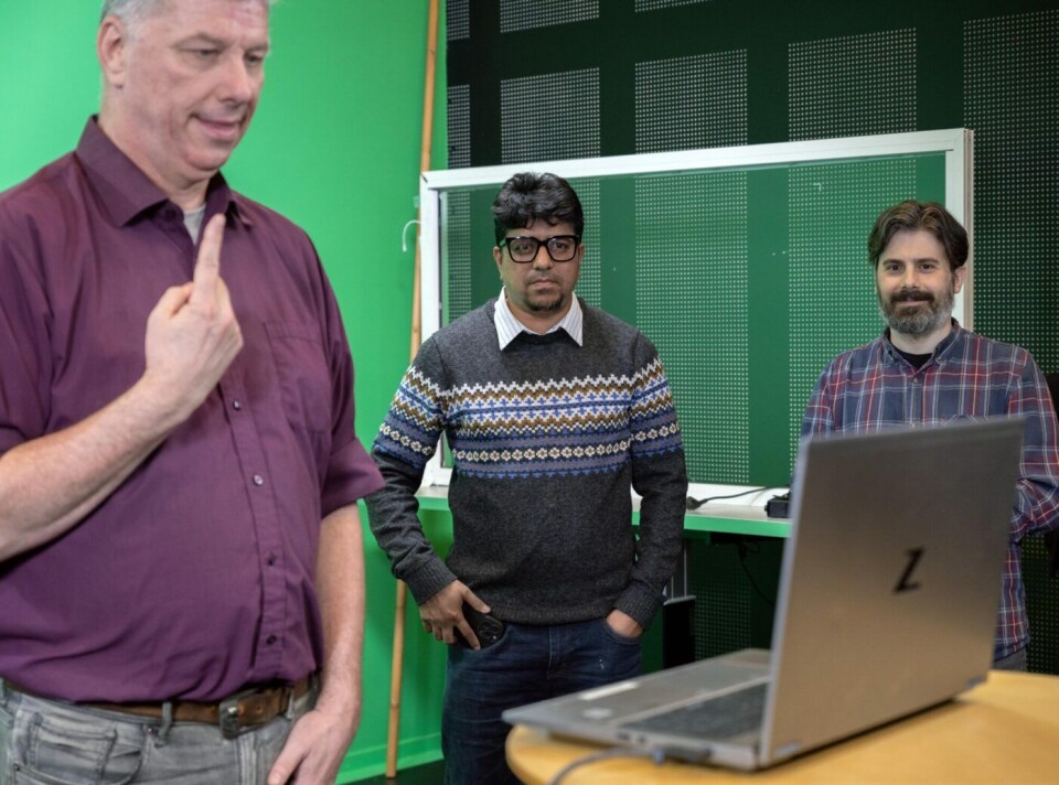 Tegnspråkbruker Maarten Vreugdenhil tester tegnspråkoversetteren, mens forskerne følger nøye med. Tre menn foran PC