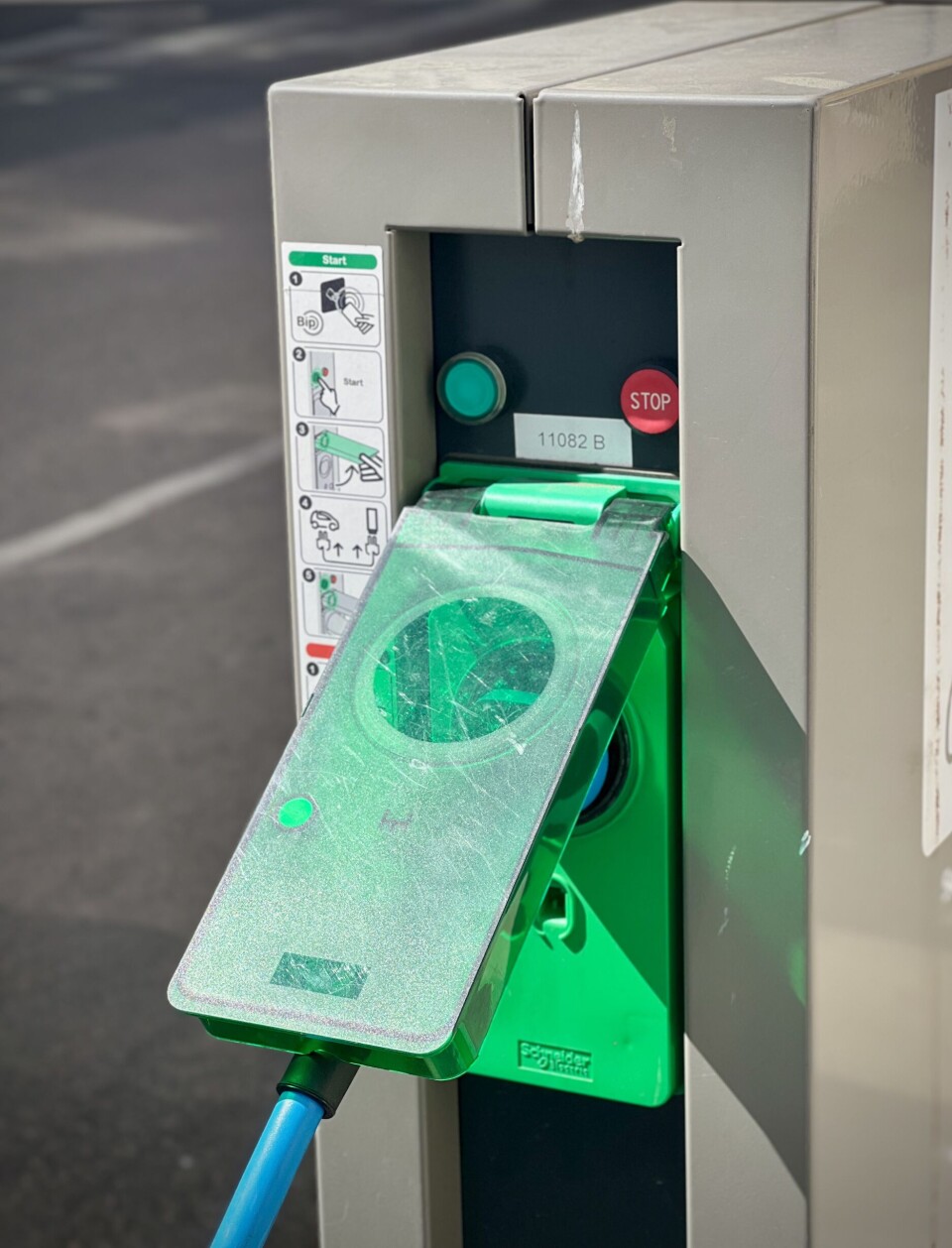 Shemin Sagaria forklarer at laderne skal gå to veier. De skal lade bilene, men også sende strøm tilbake til husene.