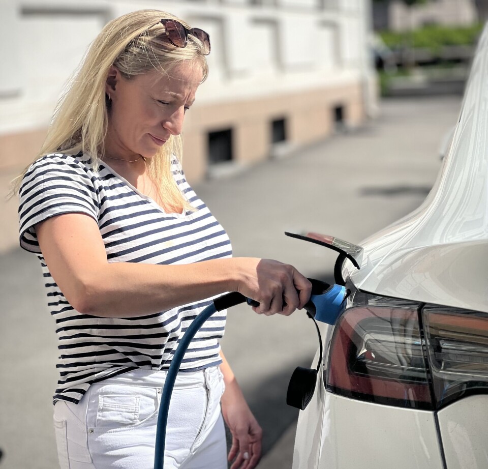 Sigrid Maria Brækken kjører elbil. Forskere ser på hvordan elbilene kan lagre strøm for oss.