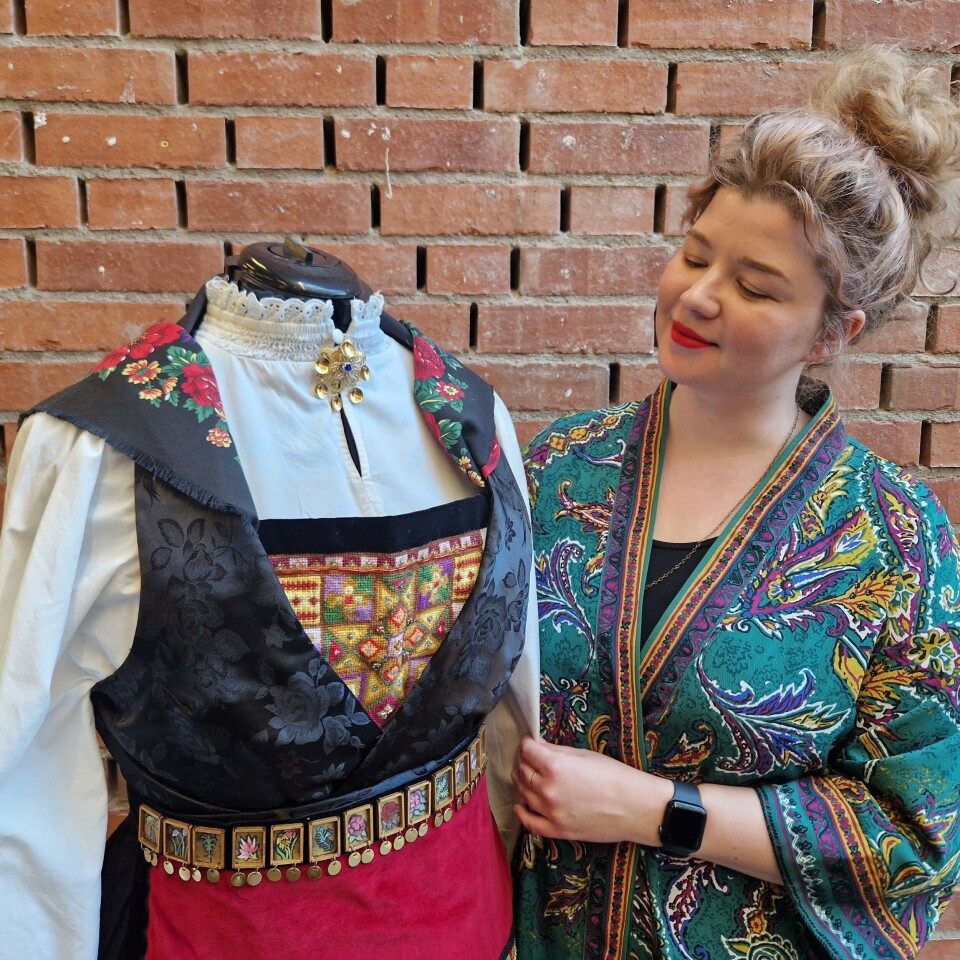 Båndene på forkleet, fløyelen og brokaden er fra Ungarn. Bringeduk er en norsk tradisjon, men Vida har laget motivet som er brodert med perletråd. – Den er verken ungarsk eller norsk, men bare meg, sier Vida. Designer viser fram festdrakt.