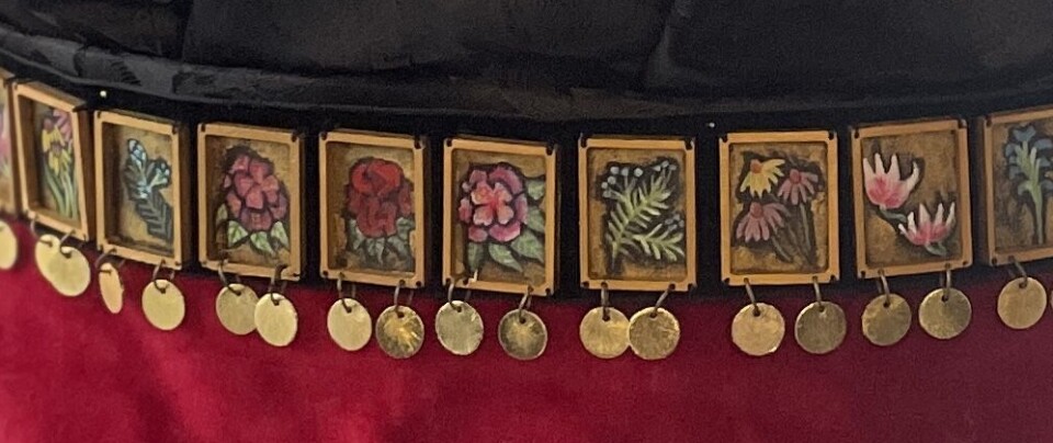 rhododendron, magnolia, einer, solhatt og rognebær. Inspirasjonen kommer fra beltet til Vossebunaden. Belte til festdrakt.