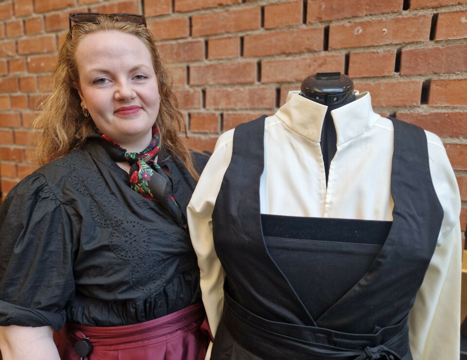 At drakten er helsvart, er ikke så uvanlig. Vossabunaden har for eksempel en svart vinterdrakt. Kersti Fosse Blålid skal lage bringeklut og belte inspirert av den. Designer med festdrakt.