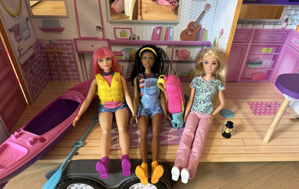 To stk camping Barbie og en sykepleier Barbie, alle med fornuftige flate sko.