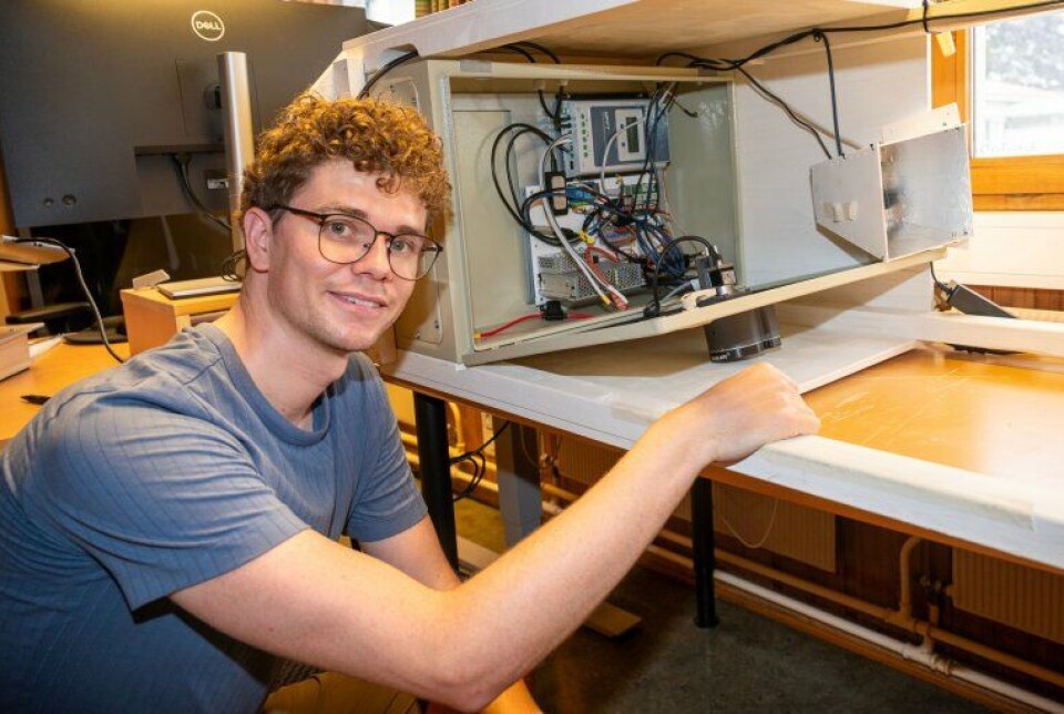 Steffan Lloyd har konstruert en automatisk lysfelle med kamera for automatisert jakt på nattaktive sommerfugler. Forsker i lab