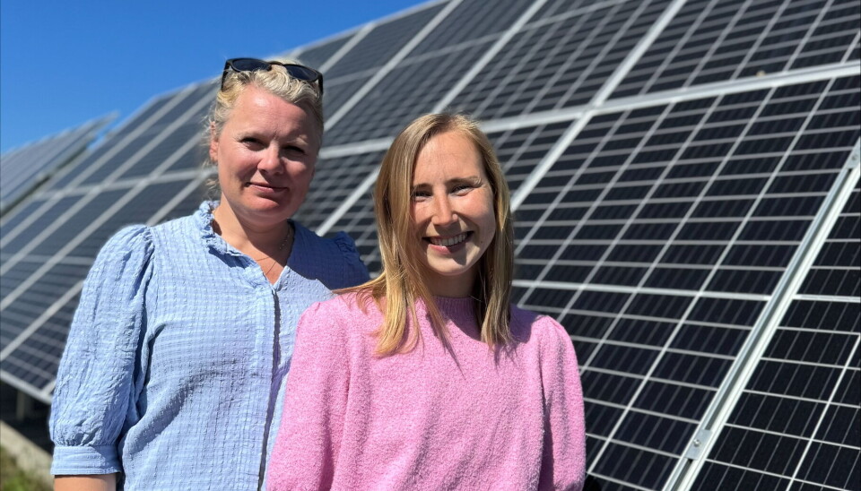 Mari Authen og Kristina Haaskjold ved Institutt for Energiteknikk (IFE) er to av forfatterne bak den nye rapporten. To kvinner står foran et solcellepanel,